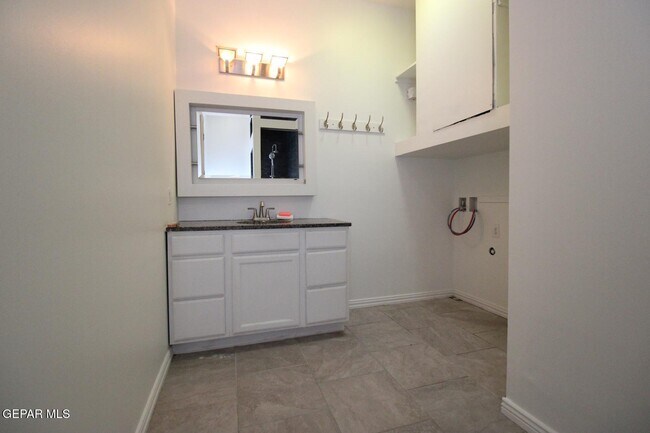 Building Photo - 561 Agua De Mar
