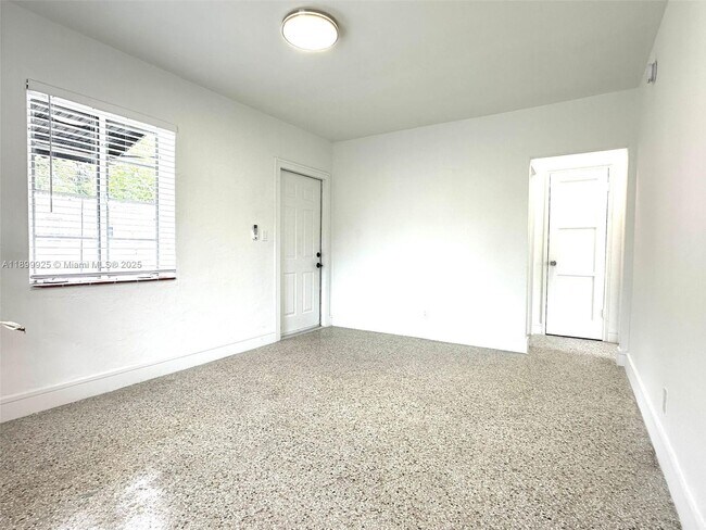 Building Photo - 401 SE 14th Ct