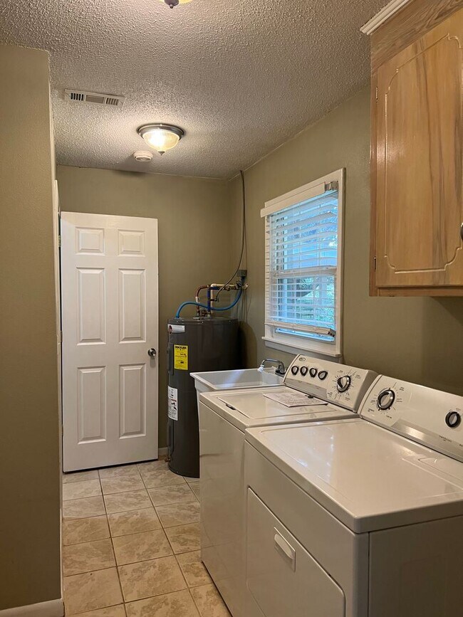 Building Photo - 3 br, 2 bath House - 201 Colonial Dr