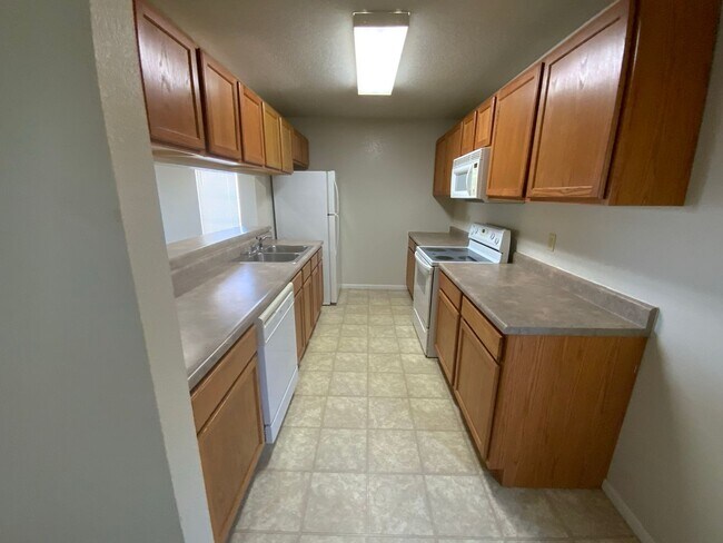 Building Photo - 3 Bedroom 2 Bathroom Duplex