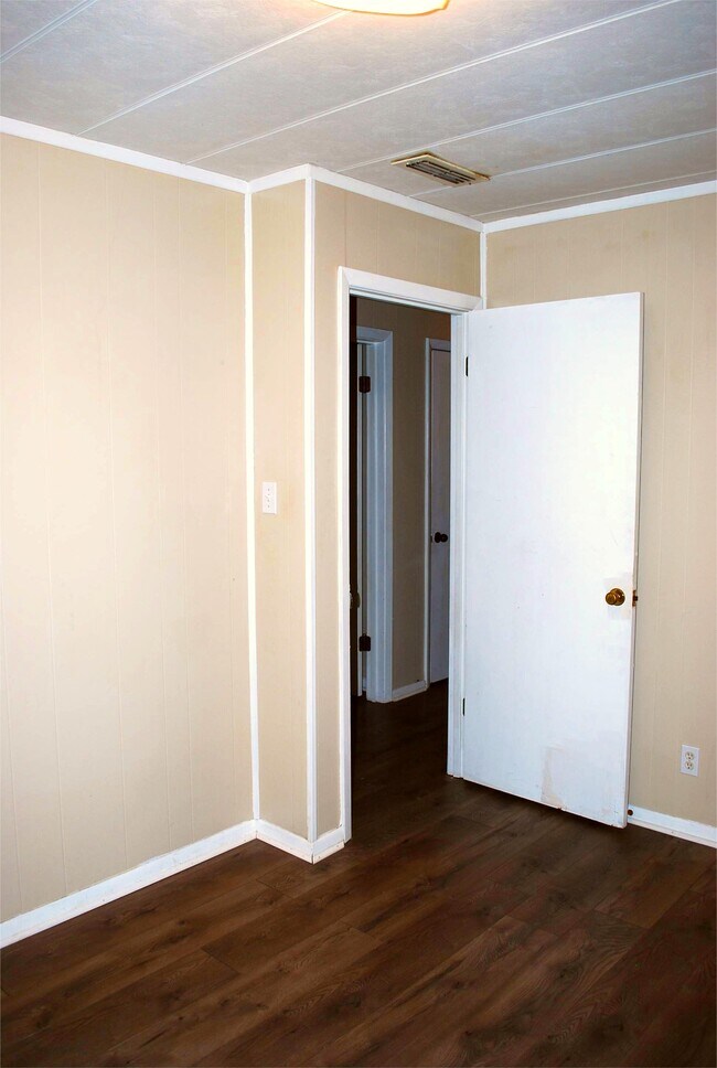 Building Photo - 3105 Pineview Dr SW