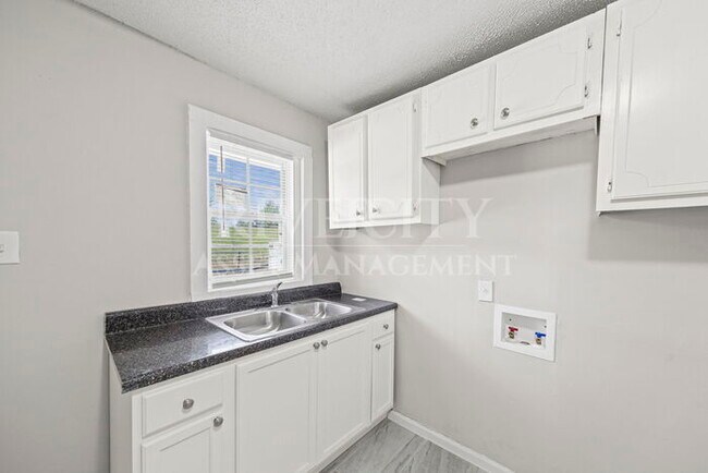 Building Photo - 1646 Harmen St