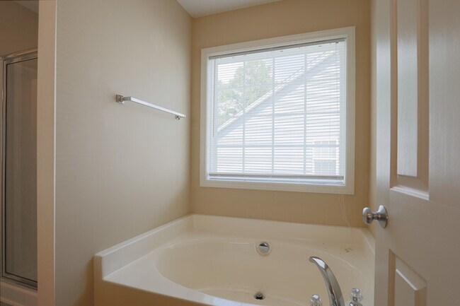 Building Photo - Spacious 6-Bedroom Home in Desirable Latta...