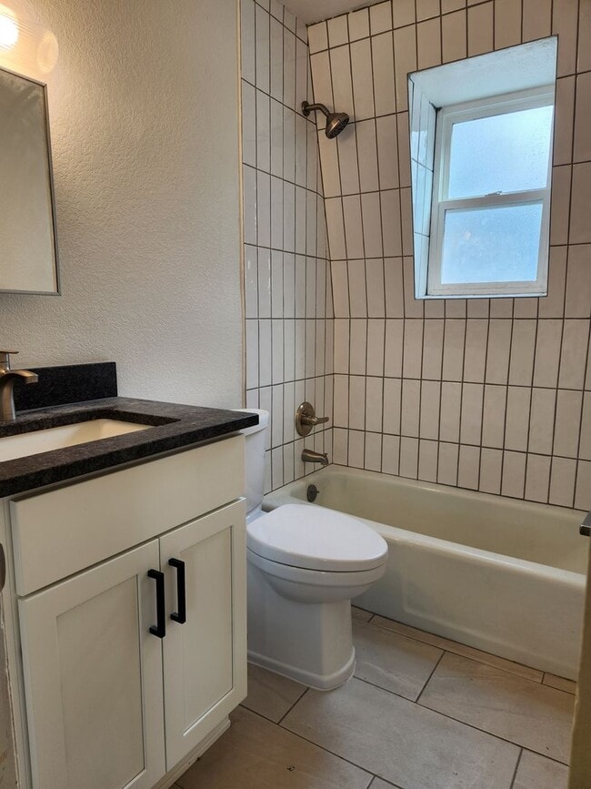 Building Photo - Completely remodeled! Fresh unit!