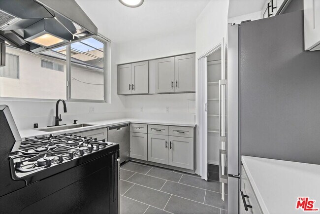 Building Photo - 329 Rexford Dr