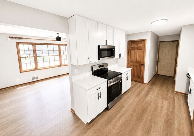 Building Photo - Charming 4-Bedroom Blaine Home with Hardwood Elegance & 2 Full Baths - 1,620 Sq Ft of Comfort!