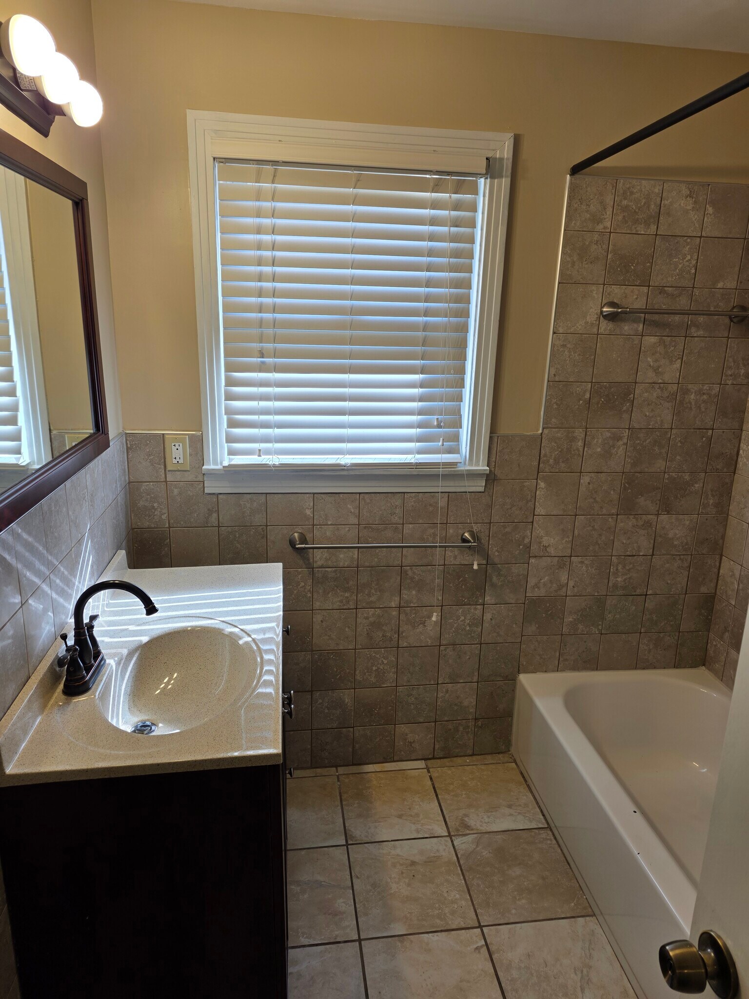 Building Photo - 3009 Sunnyview Dr