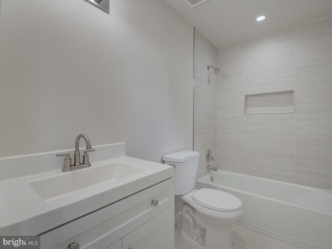 Building Photo - 14750 Jordan Ln