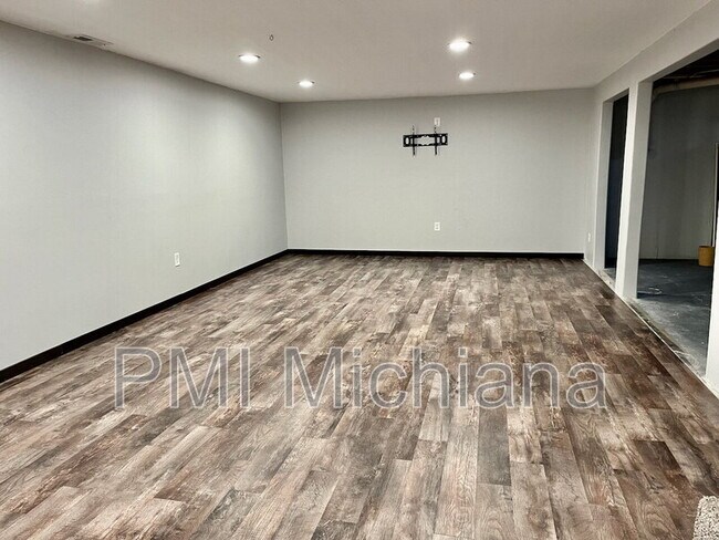 Building Photo - 19901 Oakdale Ave