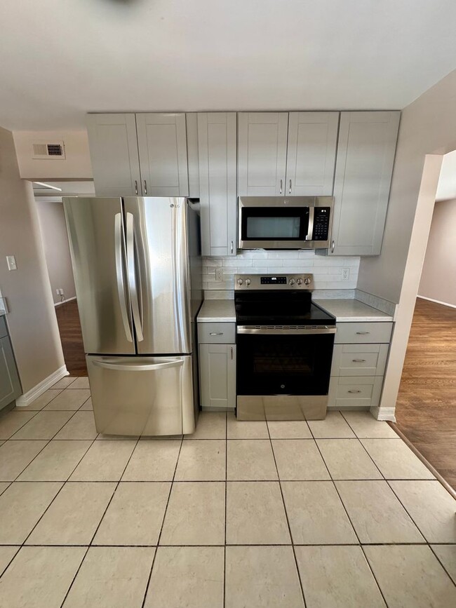 Building Photo - Updated 3 bedroom Centrally Located