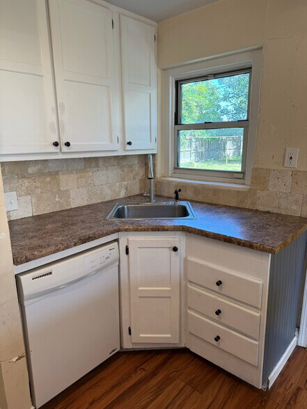 Building Photo - 4613 SW 16th Ave