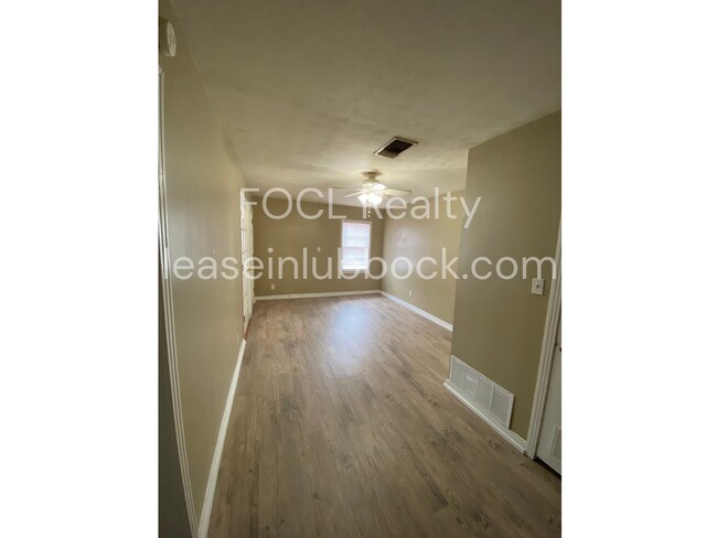 Building Photo - 2 Bedroom 2 Bathroom with an Extra Living Space