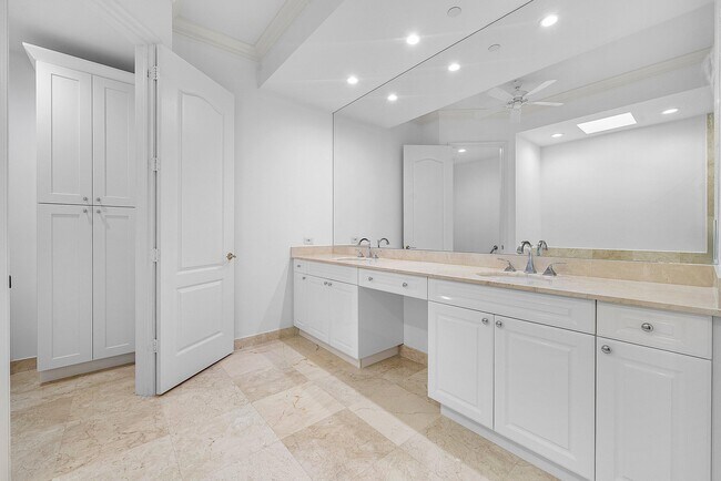 Building Photo - 550 SE Mizner Blvd