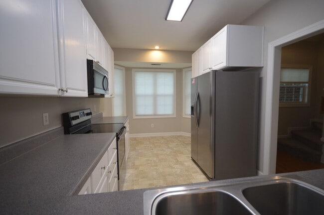 Building Photo - 3319 Philmont Dr