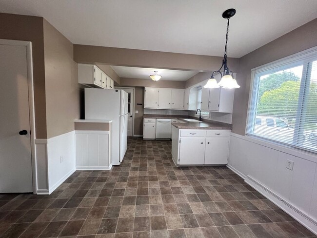 Building Photo - Byron Center Schools - Ranch Style Home!