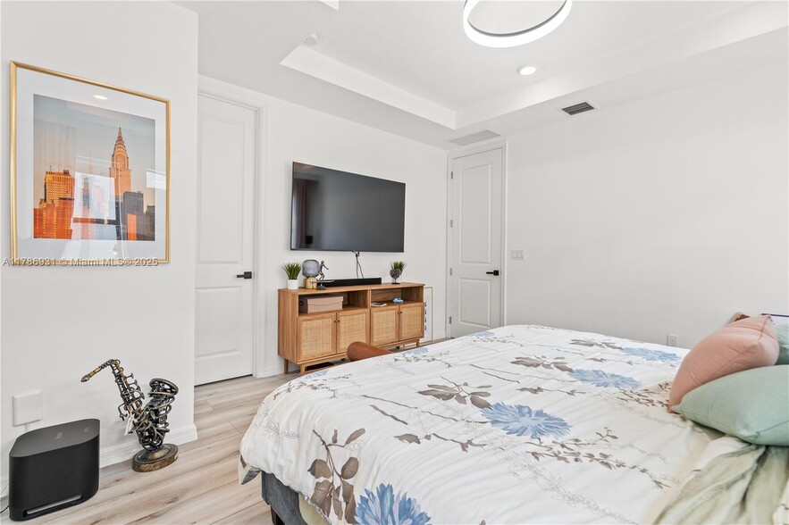 Building Photo - 4461 Waterside Dr