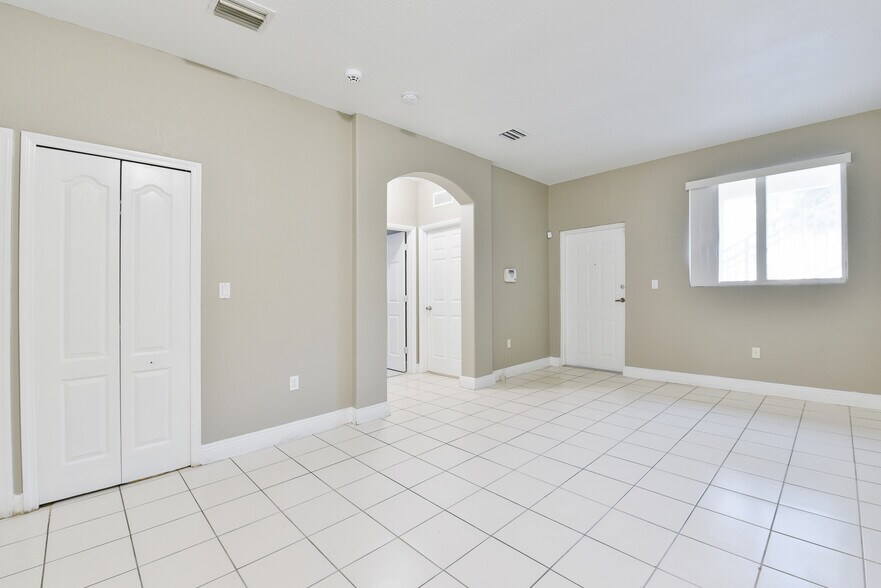 Building Photo - 1663 SE 29th St # 109