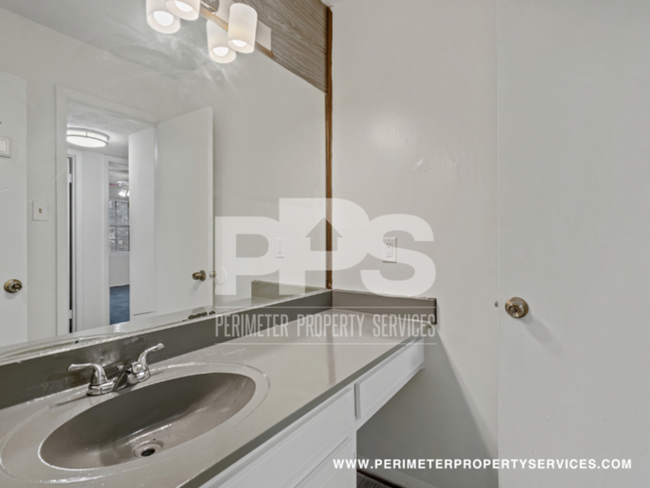 Building Photo - FULLY RENOVATED UNIT!!! WITH ONE MONTH REN...
