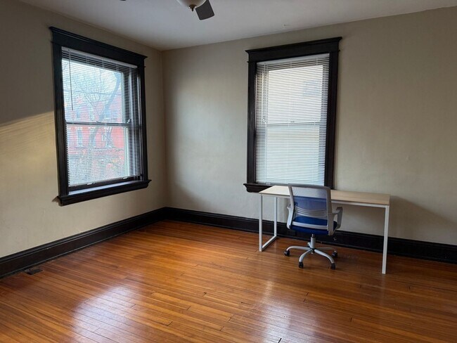 Building Photo - 2215 Victor St