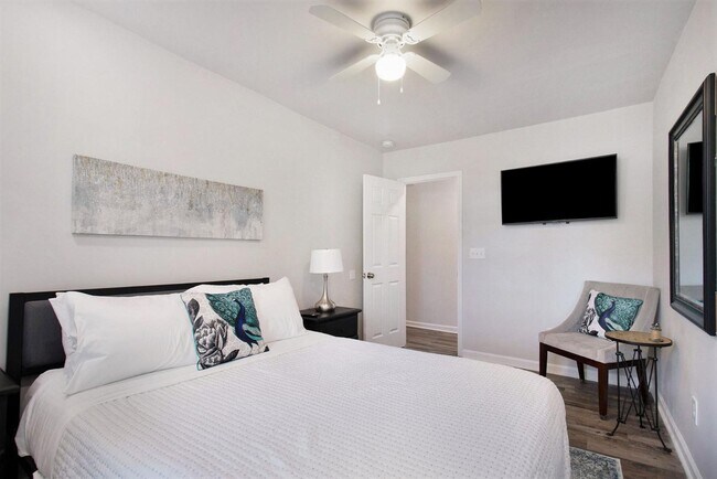 Building Photo - 213 Claire Dr SE