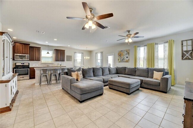 Building Photo - Modern Luxury Awaits in Buda – Stylish 4/B...