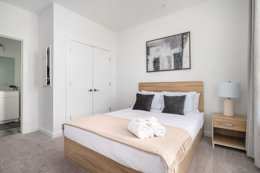 Building Photo - 542 Boulevard NE