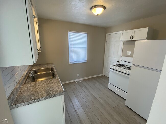 Building Photo - 706 W 23rd St