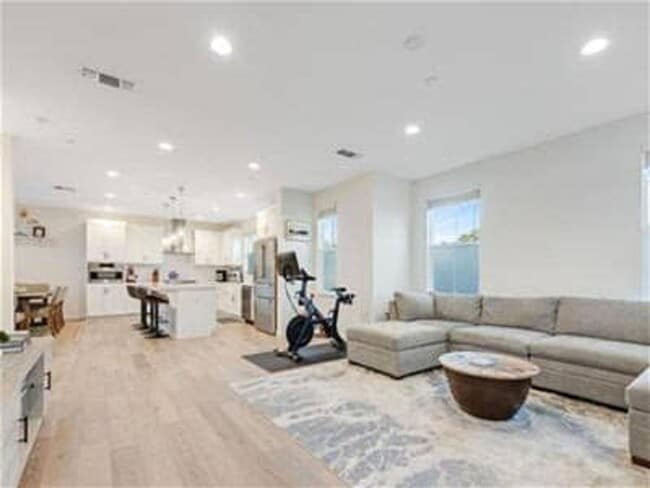 Building Photo - Beautiful, light filled home with EV charger, cozy backyard, very convenient SWSR location