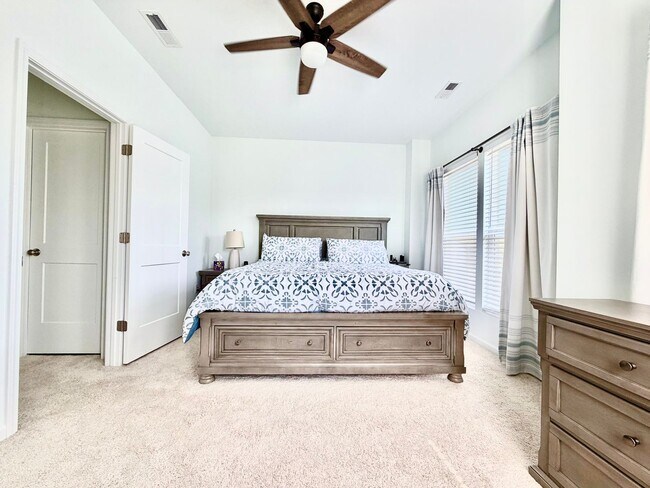 Building Photo - Fully Furnished 2BR/3.5BA Townhome with Garage — Minutes from Downtown Raleigh