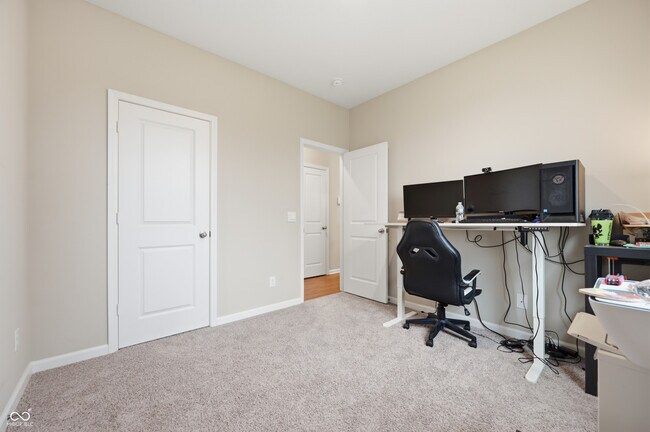 Building Photo - 7683 Fairwood Blvd
