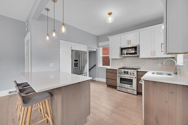 Building Photo - $3,595 - 3 Bed, 2 Bath Updated Home In Den...