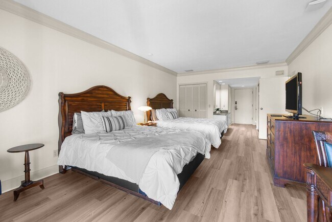 Building Photo - Furnished Resort 2/2 Condo, on Golf Course, Lake Views