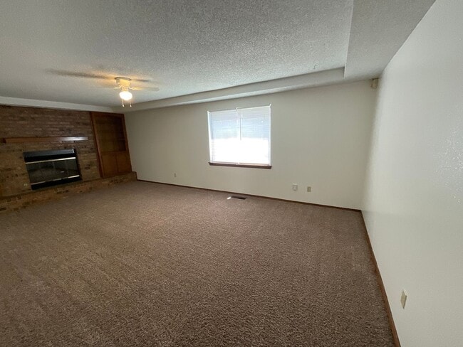 Building Photo - 3 Bed. 2 Bath, 2 Car Garage