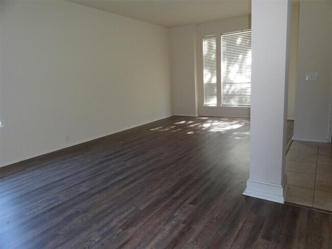 Building Photo - 323 Thorpe Springs Dr