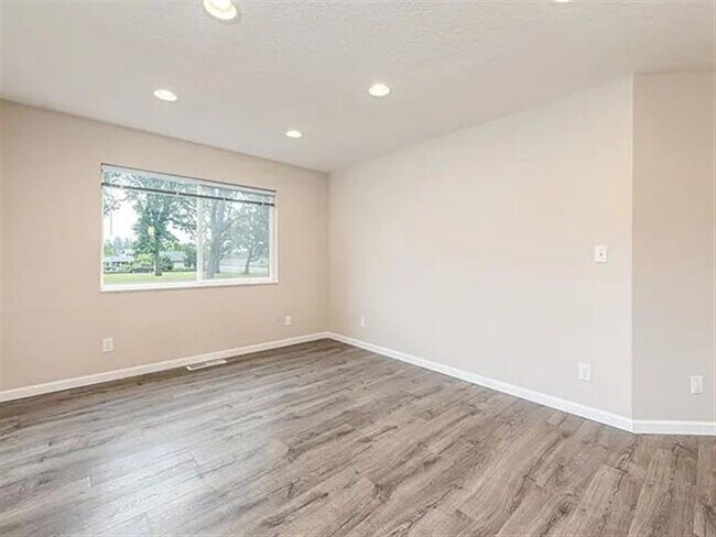 Building Photo - BEAUTEOUS HOME