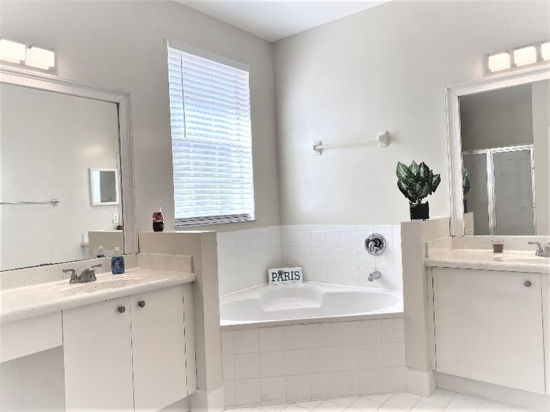 Building Photo - 14300 SW 159th Pl