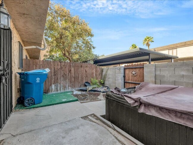 Building Photo - Beautifully upgraded 2 bedroom 2 story tow...
