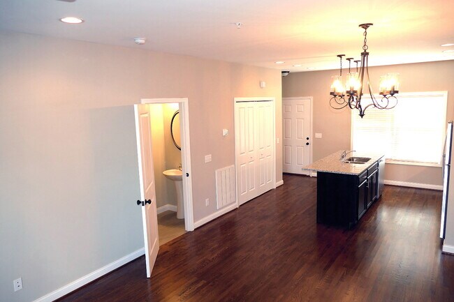 Building Photo - 914 Somerville Ct