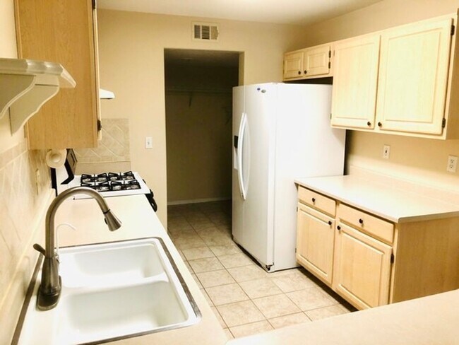 Building Photo - WONDERFUL DUAL MASTER BEDROOM TOWNHOME IN GATED "GREEN VALLEY COMMUNITY!!"