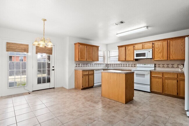 Building Photo - Spacious 4 bedroom home
