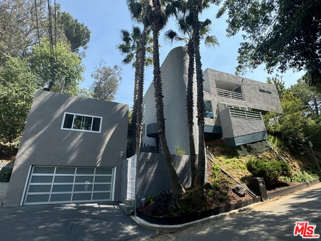 Building Photo - 7943 Willow Glen Rd