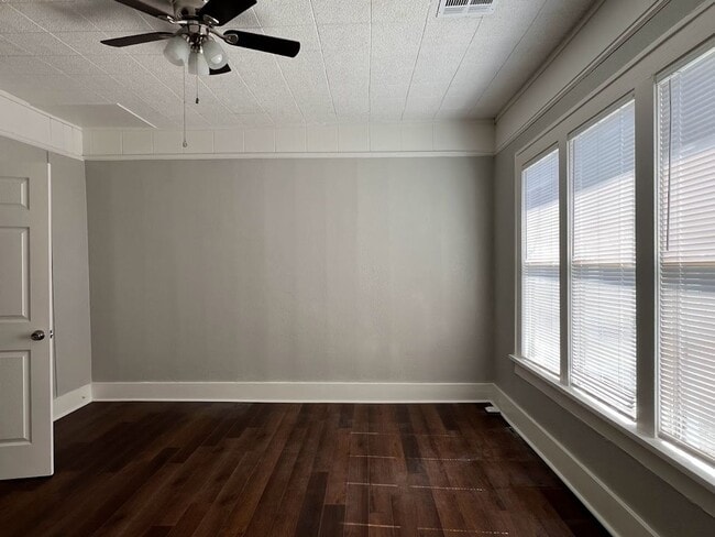 Building Photo - Charming 3BR/1BA Home with Detached Garage
