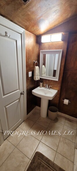 Building Photo - 402 Church St NE