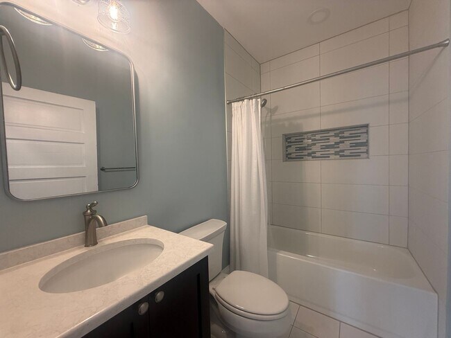 Building Photo - Beautifully updated 3 bedroom 3 bathroom home