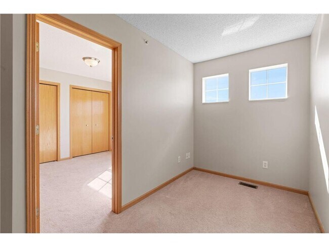 Building Photo - Sparkling Like-New 3 Bedroom Plus Office/L...