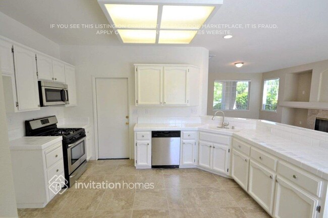 Building Photo - 9396 Lakepoint Dr