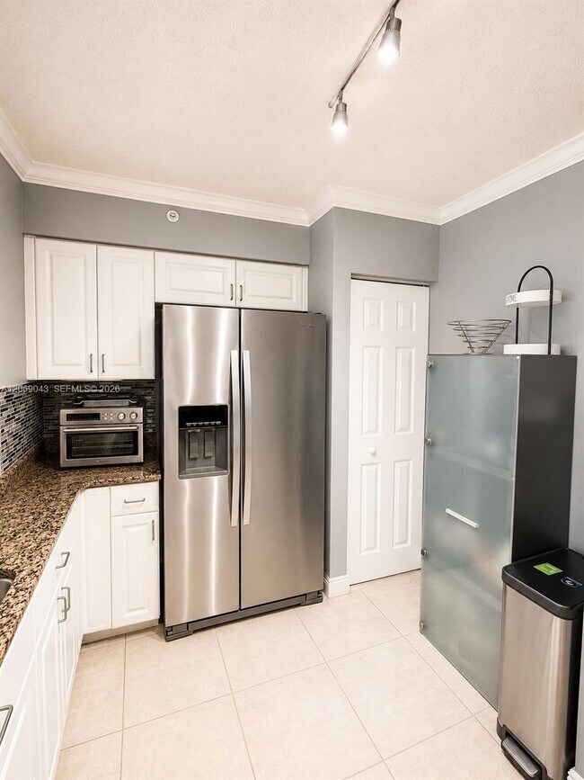 Building Photo - 1155 Brickell Bay Dr