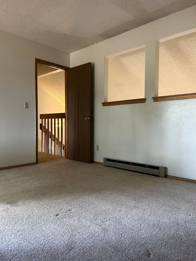 Building Photo - 1 Bedroom 1 Bath Townhome With Detached Ga...