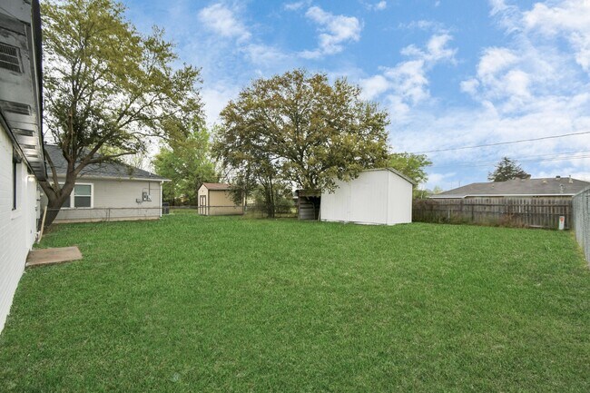 Building Photo - 6411 Hollow Oaks Dr