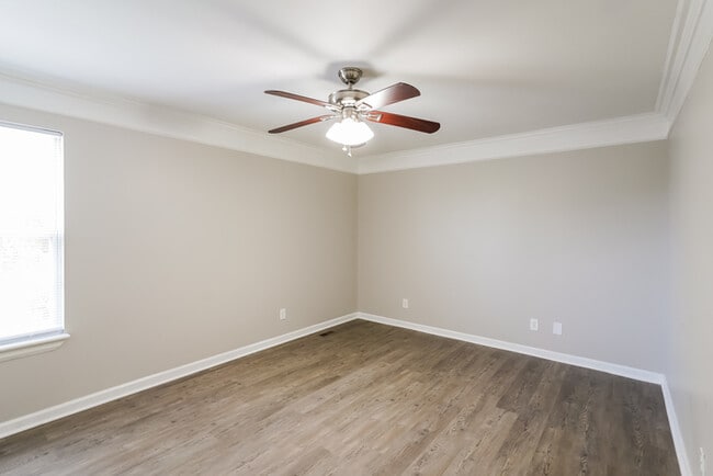 Building Photo - 2041 Windmeade Dr